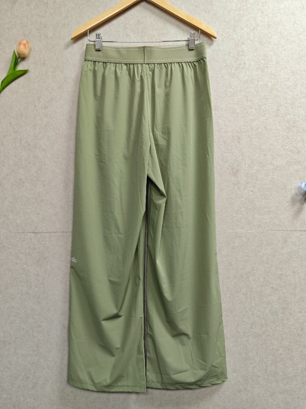 🌿 NWT ALO Yoga Suit Up Trouser Dune Grass Regular 30" 💕 Wide Leg / Relaxed Fit - Picture 4 of 8